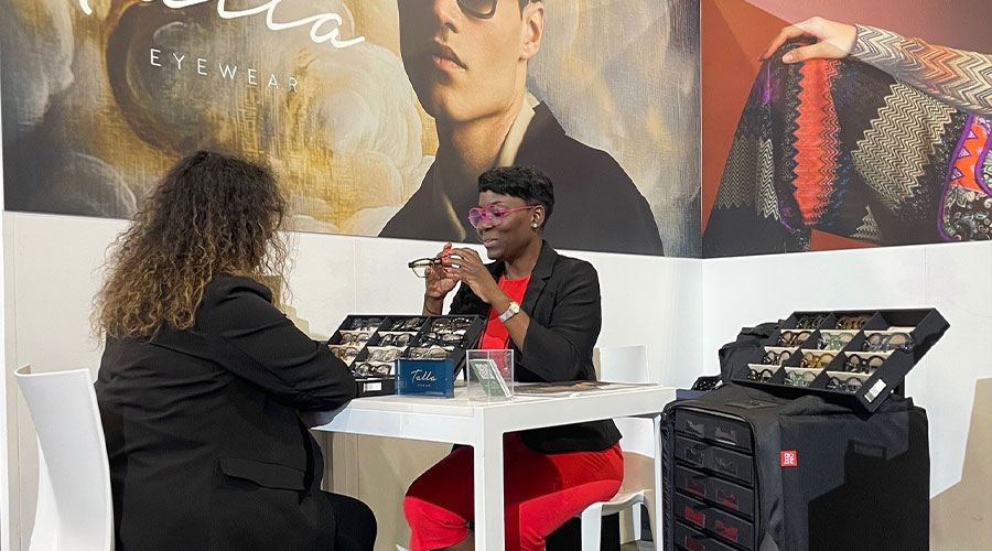 Teresa, sales rep for Talla, using Bag PRO's equipment during Vision Expo 2025